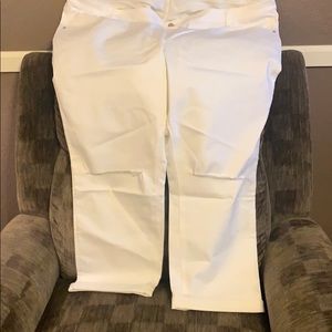 Brand New!  White cropped jeans 🤍🤍🤍